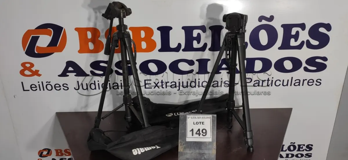 LOTE 149 - 02 TRIPÉS PARA CÂMERAS FOTOGRÁFICAS SENDO 01 MARCA LUCACELL E 01 MARCA TOMATE. (NO ESTADO) ATENÇÃO! FAZER A VISITAÇÃO ANTES DE ARREMATAR, NÃO SABEMOS SE FUNCIONA. LEILÃO NÃO TEM GARANTIA E NEM DEVOLUÇÃO, SUJEITO A POSSÍVEIS AVARIAS VISÍVEIS/OCULTAS E/OU AUSÊNCIA DE COMPONENTES.