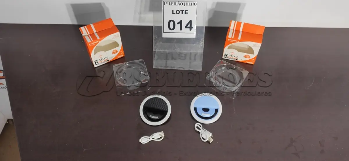 LOTE 014 - 02 SELFIE RING LIGHT PARA CELULARES.  (NO ESTADO) ATENÇÃO! FAZER A VISITAÇÃO ANTES DE ARREMATAR, NÃO SABEMOS SE FUNCIONA. LEILÃO NÃO TEM GARANTIA E NEM DEVOLUÇÃO, SUJEITO A POSSÍVEIS AVARIAS VISÍVEIS/OCULTAS E/OU AUSÊNCIA DE COMPONENTES.