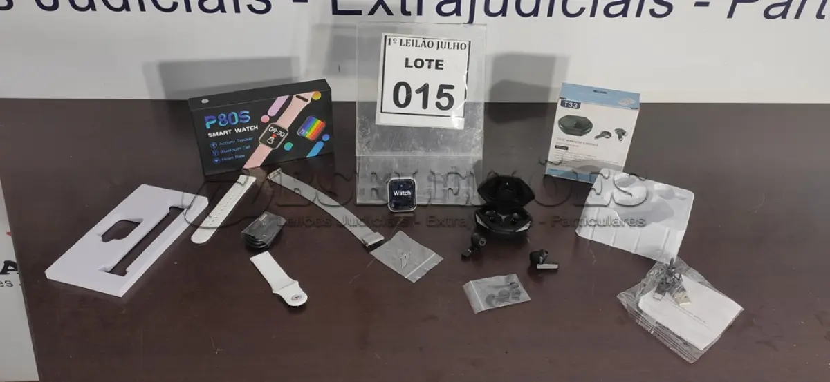 LOTE 015 - 01 FONE DE OUVIDO BLUETOOTH E 01 RELÓGIO SMART WATCH.  (NO ESTADO) ATENÇÃO! FAZER A VISITAÇÃO ANTES DE ARREMATAR, NÃO SABEMOS SE FUNCIONA. LEILÃO NÃO TEM GARANTIA E NEM DEVOLUÇÃO, SUJEITO A POSSÍVEIS AVARIAS VISÍVEIS/OCULTAS E/OU AUSÊNCIA DE COMPONENTES.