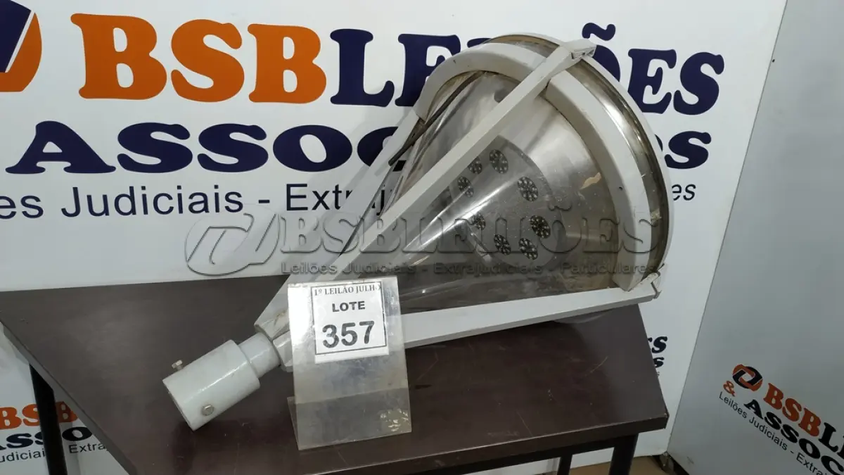 LOTE 357 - 01 LUMINÁRIA LED PARA JARDIM. (NO ESTADO) ATENÇÃO! FAZER A VISITAÇÃO ANTES DE ARREMATAR, NÃO SABEMOS SE FUNCIONA. LEILÃO NÃO TEM GARANTIA E NEM DEVOLUÇÃO, SUJEITO A POSSÍVEIS AVARIAS VISÍVEIS/OCULTAS E/OU AUSÊNCIA DE COMPONENTES.