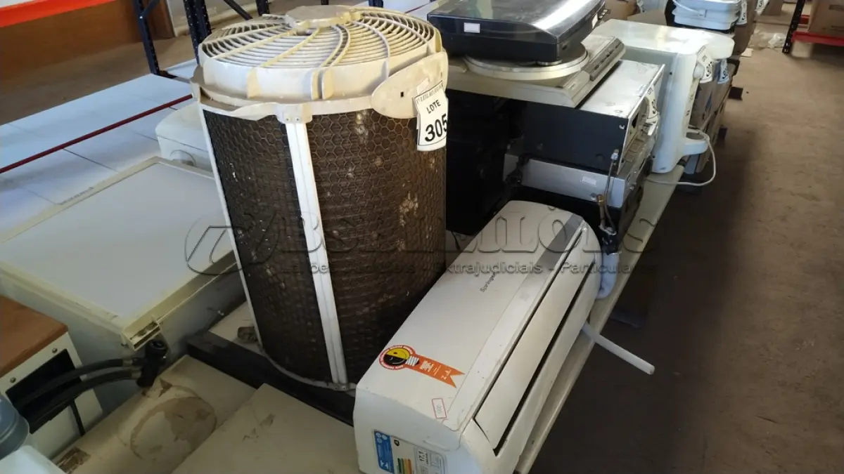 LOTE 305 - 01 CONDENSADORA, 01 AR CONDICIONADO TIPO SPLIT 9000 BTUS MARCA SPRINGER. (NO ESTADO) ATENÇÃO! FAZER A VISITAÇÃO ANTES DE ARREMATAR, NÃO SABEMOS SE FUNCIONA. LEILÃO NÃO TEM GARANTIA E NEM DEVOLUÇÃO, SUJEITO A POSSÍVEIS AVARIAS VISÍVEIS/OCULTAS E/OU AUSÊNCIA DE COMPONENTES.