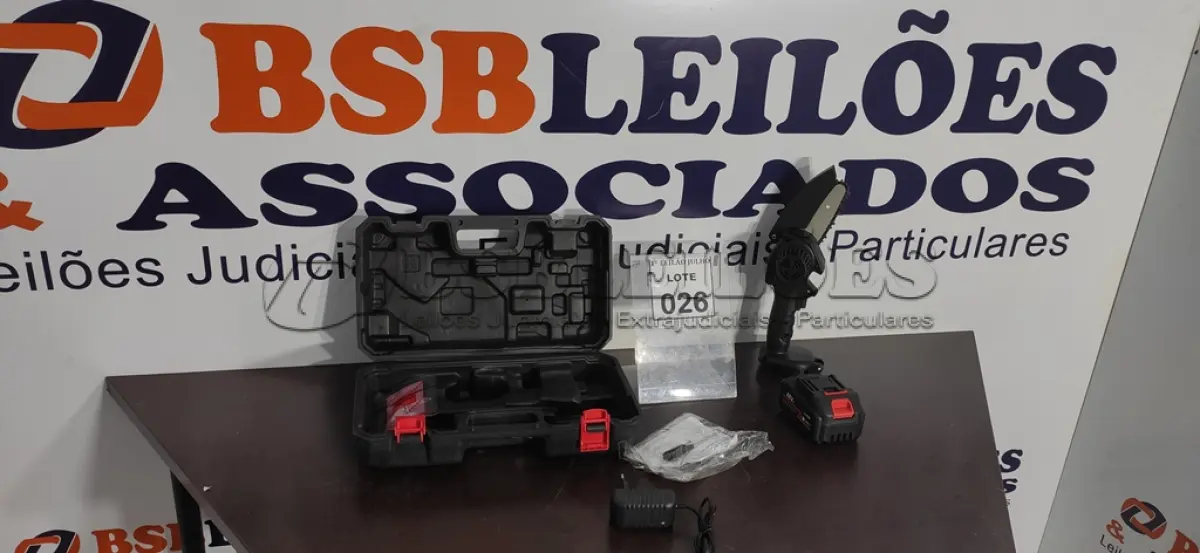 LOTE 026 - 01 MINI PODADOR ELÉTRICO COM CARREGADOR. (NO ESTADO) ATENÇÃO! FAZER A VISITAÇÃO ANTES DE ARREMATAR, NÃO SABEMOS SE FUNCIONA. LEILÃO NÃO TEM GARANTIA E NEM DEVOLUÇÃO, SUJEITO A POSSÍVEIS AVARIAS VISÍVEIS/OCULTAS E/OU AUSÊNCIA DE COMPONENTES.