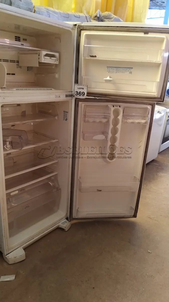 LOTE 369 - 01 GELADEIRA MARCA ELECTROLUX FROST FREE 220V COM AVARIAS. (NO ESTADO) ATENÇÃO! FAZER A VISITAÇÃO ANTES DE ARREMATAR, NÃO SABEMOS SE FUNCIONA. LEILÃO NÃO TEM GARANTIA E NEM DEVOLUÇÃO, SUJEITO A POSSÍVEIS AVARIAS VISÍVEIS/OCULTAS E/OU AUSÊNCIA DE COMPONENTES.