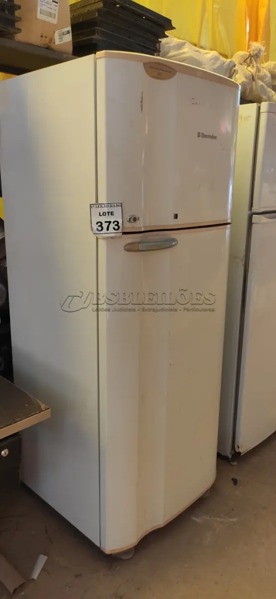LOTE 373 - 01 GELADEIRA MARCA ELETROLUX 220V COM AVARIAS. (NO ESTADO) ATENÇÃO! FAZER A VISITAÇÃO ANTES DE ARREMATAR, NÃO SABEMOS SE FUNCIONA. LEILÃO NÃO TEM GARANTIA E NEM DEVOLUÇÃO, SUJEITO A POSSÍVEIS AVARIAS VISÍVEIS/OCULTAS E/OU AUSÊNCIA DE COMPONENTES.