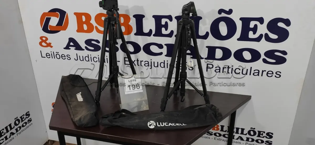 LOTE 196 - 02 TRIPÉS PARA CÂMERAS FOTOGRAFIAS SENDO 01 MARCA TOMATE E 01 MARCA LUCACELL. (NO ESTADO) ATENÇÃO! FAZER A VISITAÇÃO ANTES DE ARREMATAR, NÃO SABEMOS SE FUNCIONA. LEILÃO NÃO TEM GARANTIA E NEM DEVOLUÇÃO, SUJEITO A POSSÍVEIS AVARIAS VISÍVEIS/OCULTAS E/OU AUSÊNCIA DE COMPONENTES.