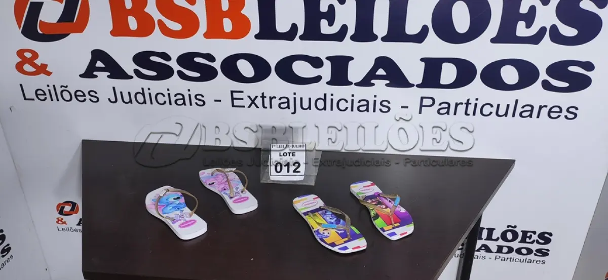 LOTE 012 - 02 PARES DE SANDÁLIAS HAVAIANAS MODELO FEMININO NUMERAÇÕES 37.  (NO ESTADO) ATENÇÃO! FAZER A VISITAÇÃO ANTES DE ARREMATAR, NÃO SABEMOS SE FUNCIONA. LEILÃO NÃO TEM GARANTIA E NEM DEVOLUÇÃO, SUJEITO A POSSÍVEIS AVARIAS VISÍVEIS/OCULTAS E/OU AUSÊNCIA DE COMPONENTES.