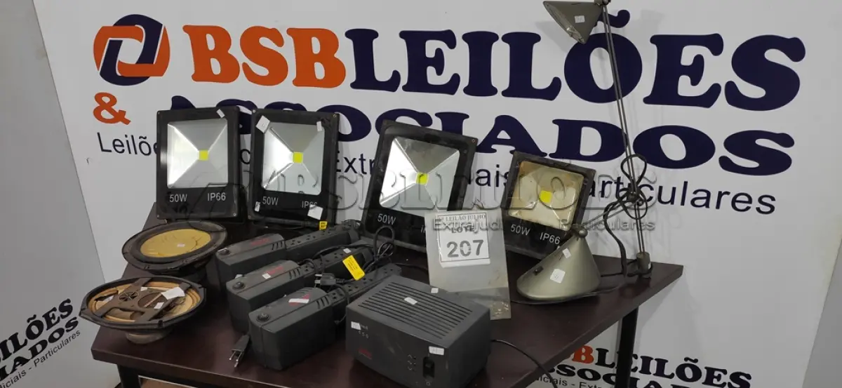 LOTE 207 - 02 AUTOS FALANTES, 03 REFLETORES, 03 FILTROS DE LINHA COM 04 TOMADAS CADA MARCA APC, 01 ESTABILIZADOR E 01 LUMINÁRIA DE MESA.  (NO ESTADO) ATENÇÃO! FAZER A VISITAÇÃO ANTES DE ARREMATAR, NÃO SABEMOS SE FUNCIONA. LEILÃO NÃO TEM GARANTIA E NEM DEVOLUÇÃO, SUJEITO A POSSÍVEIS AVARIAS VISÍVEIS/OCULTAS E/OU AUSÊNCIA DE COMPONENTES.