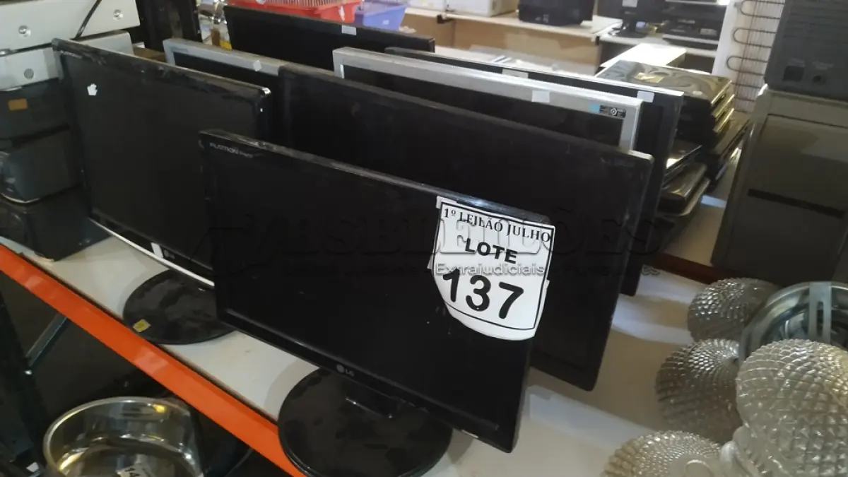 LOTE 137 - 07 MONITORES LCD DE MARCAS E MODELOS DIVERSOS. (NO ESTADO) ATENÇÃO! FAZER A VISITAÇÃO ANTES DE ARREMATAR, NÃO SABEMOS SE FUNCIONA. LEILÃO NÃO TEM GARANTIA E NEM DEVOLUÇÃO, SUJEITO A POSSÍVEIS AVARIAS VISÍVEIS/OCULTAS E/OU AUSÊNCIA DE COMPONENTES.
