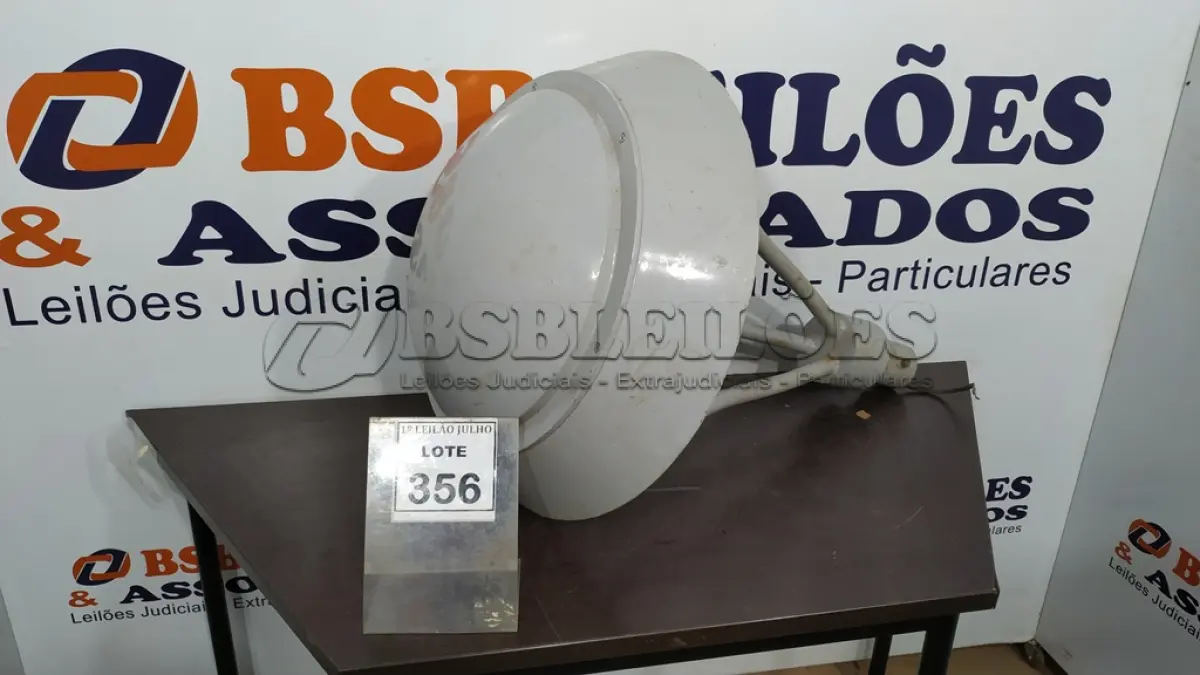 LOTE 356 - 01 LUMINÁRIA PARA JARDIM. (NO ESTADO) ATENÇÃO! FAZER A VISITAÇÃO ANTES DE ARREMATAR, NÃO SABEMOS SE FUNCIONA. LEILÃO NÃO TEM GARANTIA E NEM DEVOLUÇÃO, SUJEITO A POSSÍVEIS AVARIAS VISÍVEIS/OCULTAS E/OU AUSÊNCIA DE COMPONENTES.
