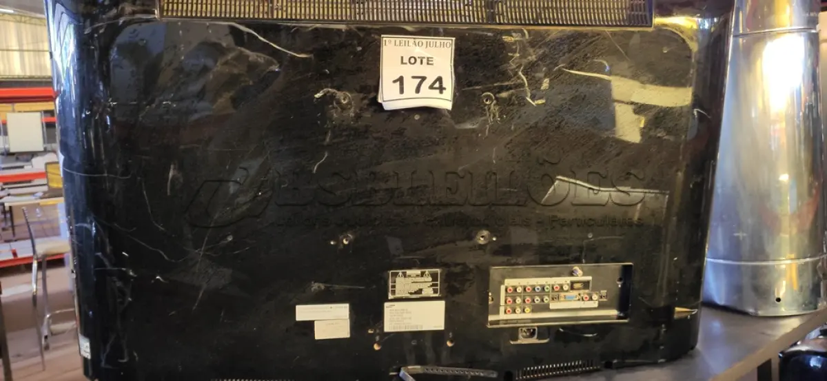 LOTE 174 - 01 TV LCD 40’’ MARCA SAMSUNG. (NO ESTADO) ATENÇÃO! FAZER A VISITAÇÃO ANTES DE ARREMATAR, NÃO SABEMOS SE FUNCIONA. LEILÃO NÃO TEM GARANTIA E NEM DEVOLUÇÃO, SUJEITO A POSSÍVEIS AVARIAS VISÍVEIS/OCULTAS E/OU AUSÊNCIA DE COMPONENTES.