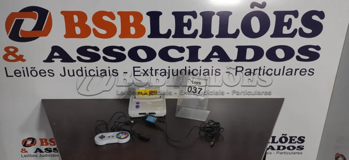 LOTE 037 - 01 SUPER NINTENDO COM 02 CONTROLES, CABOS E 01 CARTUCHO. (NO ESTADO) ATENÇÃO! FAZER A VISITAÇÃO ANTES DE ARREMATAR, NÃO SABEMOS SE FUNCIONA. LEILÃO NÃO TEM GARANTIA E NEM DEVOLUÇÃO, SUJEITO A POSSÍVEIS AVARIAS VISÍVEIS/OCULTAS E/OU AUSÊNCIA DE COMPONENTES.