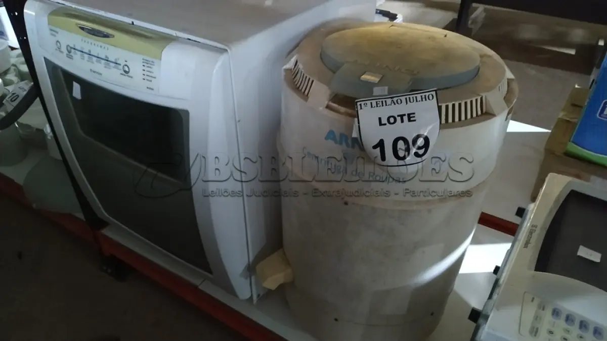 LOTE 109 - 01 LAVADORA DE LOUÇA MARCA BRASTEMP E 01 CENTRIFUGADOR DE ROUPA MARCA ARNO. (NO ESTADO) ATENÇÃO! FAZER A VISITAÇÃO ANTES DE ARREMATAR, NÃO SABEMOS SE FUNCIONA. LEILÃO NÃO TEM GARANTIA E NEM DEVOLUÇÃO, SUJEITO A POSSÍVEIS AVARIAS VISÍVEIS/OCULTAS E/OU AUSÊNCIA DE COMPONENTES.