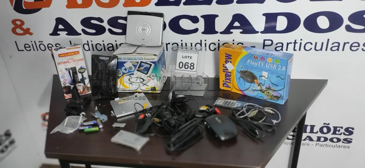 LOTE 068 - 01 PLAY TV USB, 01 DVD PORTÁTIL E 01 ANTENA PARA TV ABERTA.  (NO ESTADO) ATENÇÃO! FAZER A VISITAÇÃO ANTES DE ARREMATAR, NÃO SABEMOS SE FUNCIONA. LEILÃO NÃO TEM GARANTIA E NEM DEVOLUÇÃO, SUJEITO A POSSÍVEIS AVARIAS VISÍVEIS/OCULTAS E/OU AUSÊNCIA DE COMPONENTES.