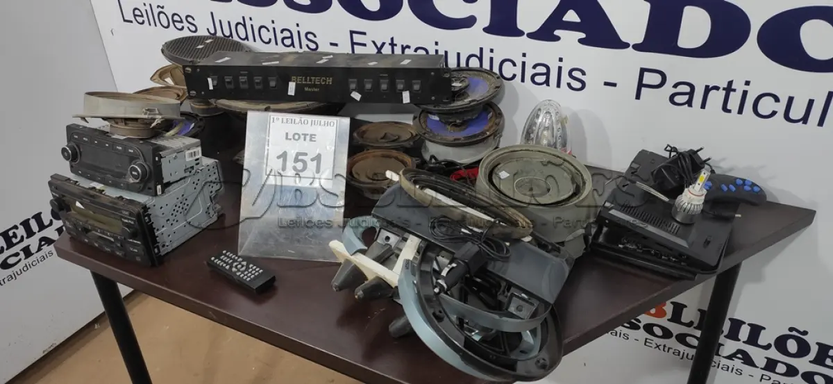 LOTE 151 - 01 LOTE COM GRANDE QUANTIDADE DE SUCATA DE AUTOFALANTE E SOM AUTOMOTIVO. (NO ESTADO) ATENÇÃO! FAZER A VISITAÇÃO ANTES DE ARREMATAR, NÃO SABEMOS SE FUNCIONA. LEILÃO NÃO TEM GARANTIA E NEM DEVOLUÇÃO, SUJEITO A POSSÍVEIS AVARIAS VISÍVEIS/OCULTAS E/OU AUSÊNCIA DE COMPONENTES.