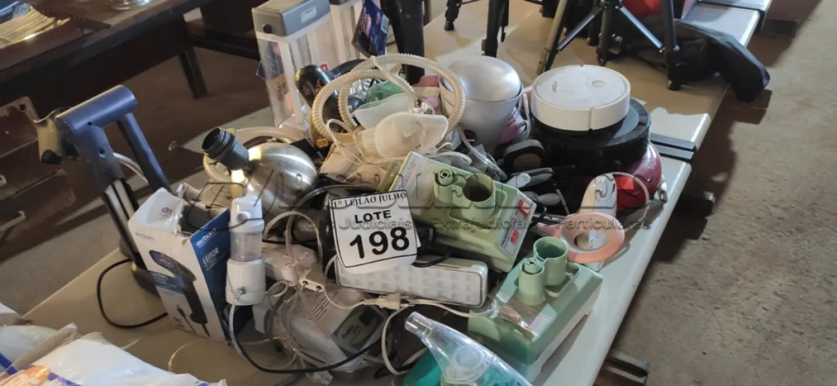 LOTE 198 - 01 LOTE COM LUMINÁRIA DE MESA, ASPIRADOR DE PÓ ROBÔ, NEBULIZADOR E MATERIAIS DIVERSOS. (NO ESTADO) ATENÇÃO! FAZER A VISITAÇÃO ANTES DE ARREMATAR, NÃO SABEMOS SE FUNCIONA. LEILÃO NÃO TEM GARANTIA E NEM DEVOLUÇÃO, SUJEITO A POSSÍVEIS AVARIAS VISÍVEIS/OCULTAS E/OU AUSÊNCIA DE COMPONENTES.