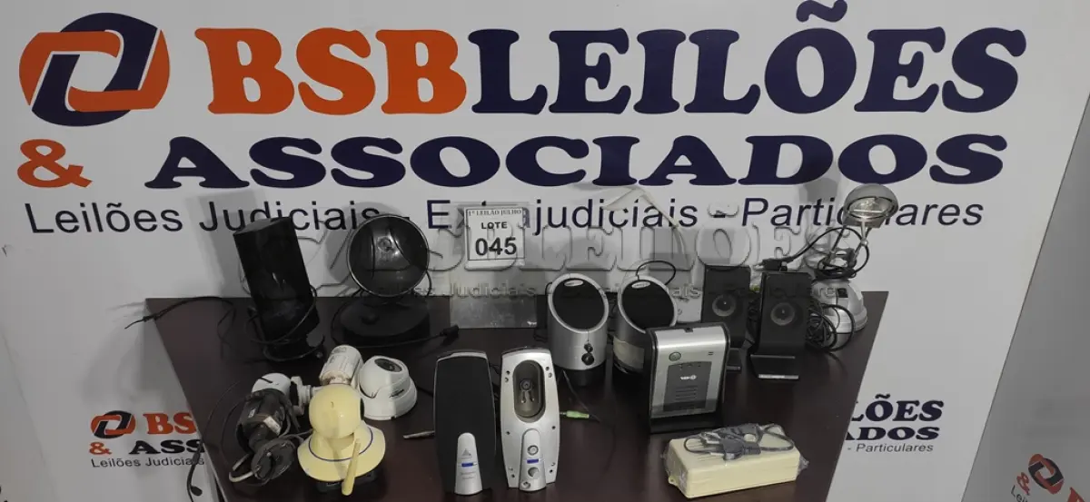 LOTE 045 - 01 LOTE COM VÁRIAS CAIXINHAS PARA PC, LUMINÁRIAS, ANTENAS DE TV, CÂMERAS DE SEGURANÇA E 01 VÍDEO PORTEIRO. (NO ESTADO) ATENÇÃO! FAZER A VISITAÇÃO ANTES DE ARREMATAR, NÃO SABEMOS SE FUNCIONA. LEILÃO NÃO TEM GARANTIA E NEM DEVOLUÇÃO, SUJEITO A POSSÍVEIS AVARIAS VISÍVEIS/OCULTAS E/OU AUSÊNCIA DE COMPONENTES.