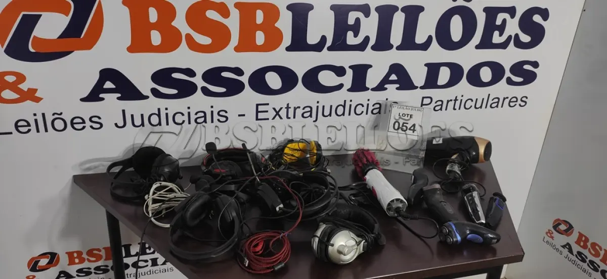 LOTE 054 - 01 ESCOVA ELÉTRICA, 01 SECADOR DE CABELO E DIVERSOS HEADPHONES. (NO ESTADO) ATENÇÃO! FAZER A VISITAÇÃO ANTES DE ARREMATAR, NÃO SABEMOS SE FUNCIONA. LEILÃO NÃO TEM GARANTIA E NEM DEVOLUÇÃO, SUJEITO A POSSÍVEIS AVARIAS VISÍVEIS/OCULTAS E/OU AUSÊNCIA DE COMPONENTES.
