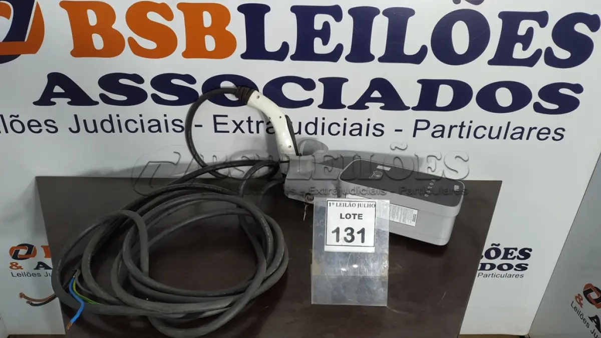 LOTE 131 - 01 CARREGADOR PARA VEÍCULOS ELÉTRICOS DA MARCA VOLVO. (NO ESTADO) ATENÇÃO! FAZER A VISITAÇÃO ANTES DE ARREMATAR, NÃO SABEMOS SE FUNCIONA. LEILÃO NÃO TEM GARANTIA E NEM DEVOLUÇÃO, SUJEITO A POSSÍVEIS AVARIAS VISÍVEIS/OCULTAS E/OU AUSÊNCIA DE COMPONENTES.