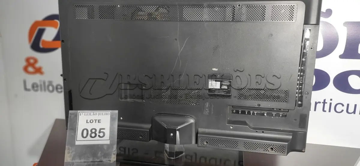 LOTE 085 - 01 TV LCD 39’’ MARCA PHILCO. (NO ESTADO) ATENÇÃO! FAZER A VISITAÇÃO ANTES DE ARREMATAR, NÃO SABEMOS SE FUNCIONA. LEILÃO NÃO TEM GARANTIA E NEM DEVOLUÇÃO, SUJEITO A POSSÍVEIS AVARIAS VISÍVEIS/OCULTAS E/OU AUSÊNCIA DE COMPONENTES.