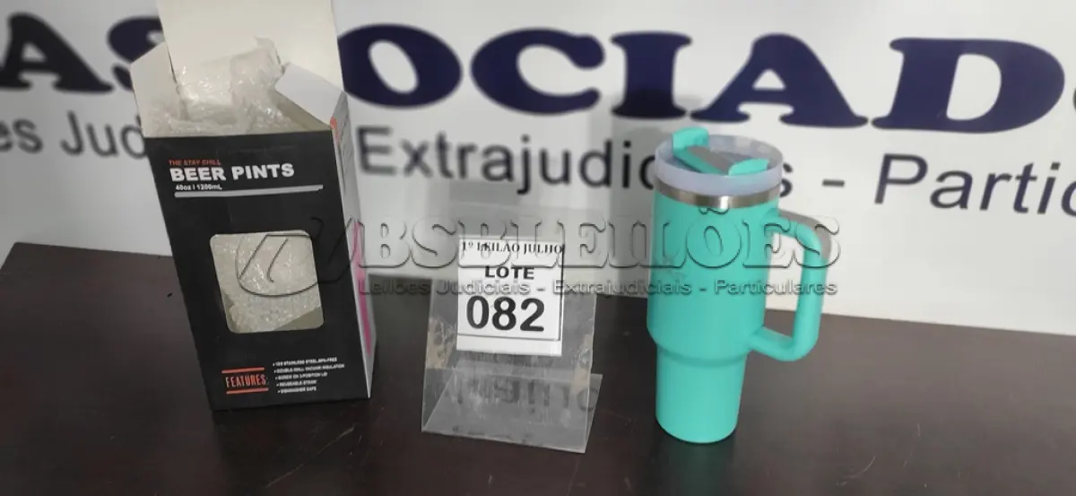 LOTE 082 - 01 COPO TÉRMICO STANLEY DE 1200ML NA COR AZUL. (NO ESTADO) ATENÇÃO! FAZER A VISITAÇÃO ANTES DE ARREMATAR, NÃO SABEMOS SE FUNCIONA. LEILÃO NÃO TEM GARANTIA E NEM DEVOLUÇÃO, SUJEITO A POSSÍVEIS AVARIAS VISÍVEIS/OCULTAS E/OU AUSÊNCIA DE COMPONENTES.