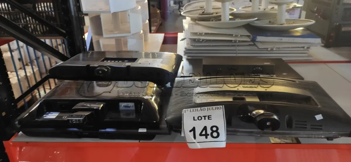 LOTE 148 - 08 MONITORES LCD DE MARCAS E MODELOS DIVERSOS. (NO ESTADO) ATENÇÃO! FAZER A VISITAÇÃO ANTES DE ARREMATAR, NÃO SABEMOS SE FUNCIONA. LEILÃO NÃO TEM GARANTIA E NEM DEVOLUÇÃO, SUJEITO A POSSÍVEIS AVARIAS VISÍVEIS/OCULTAS E/OU AUSÊNCIA DE COMPONENTES.
