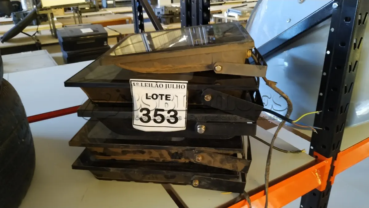 LOTE 353 - 05 REFLETORES LED. (NO ESTADO) ATENÇÃO! FAZER A VISITAÇÃO ANTES DE ARREMATAR, NÃO SABEMOS SE FUNCIONA. LEILÃO NÃO TEM GARANTIA E NEM DEVOLUÇÃO, SUJEITO A POSSÍVEIS AVARIAS VISÍVEIS/OCULTAS E/OU AUSÊNCIA DE COMPONENTES.