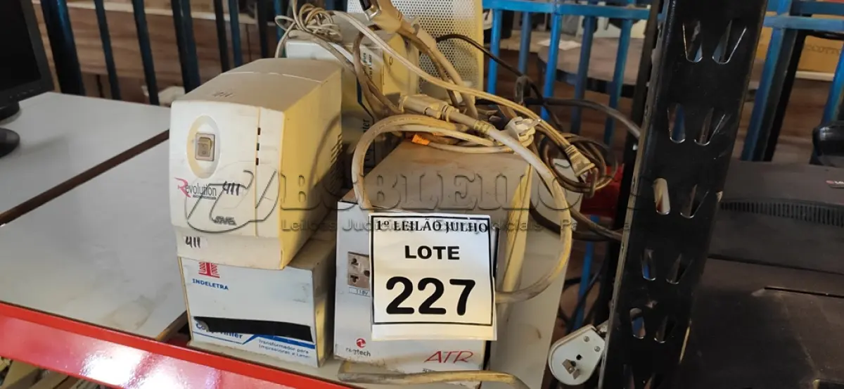 LOTE 227 - 05 TRANSFORMADORES, 01 CAIXA DE SOM E 01 ESTABILIZADOR. (NO ESTADO) ATENÇÃO! FAZER A VISITAÇÃO ANTES DE ARREMATAR, NÃO SABEMOS SE FUNCIONA. LEILÃO NÃO TEM GARANTIA E NEM DEVOLUÇÃO, SUJEITO A POSSÍVEIS AVARIAS VISÍVEIS/OCULTAS E/OU AUSÊNCIA DE COMPONENTES.