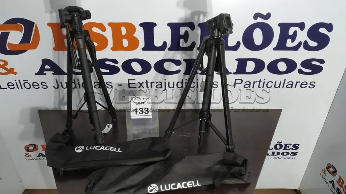 LOTE 133 - 02 TRIPÉS PARA CÂMERAS FOTOGRÁFICAS. (NO ESTADO) ATENÇÃO! FAZER A VISITAÇÃO ANTES DE ARREMATAR, NÃO SABEMOS SE FUNCIONA. LEILÃO NÃO TEM GARANTIA E NEM DEVOLUÇÃO, SUJEITO A POSSÍVEIS AVARIAS VISÍVEIS/OCULTAS E/OU AUSÊNCIA DE COMPONENTES.