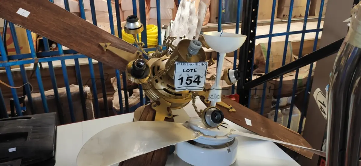 LOTE 154 - 02 VENTILADORES DE TETO SENDO 01 TIPO LUMINÁRIA COM 06 BOCAIS. (NO ESTADO) ATENÇÃO! FAZER A VISITAÇÃO ANTES DE ARREMATAR, NÃO SABEMOS SE FUNCIONA. LEILÃO NÃO TEM GARANTIA E NEM DEVOLUÇÃO, SUJEITO A POSSÍVEIS AVARIAS VISÍVEIS/OCULTAS E/OU AUSÊNCIA DE COMPONENTES.