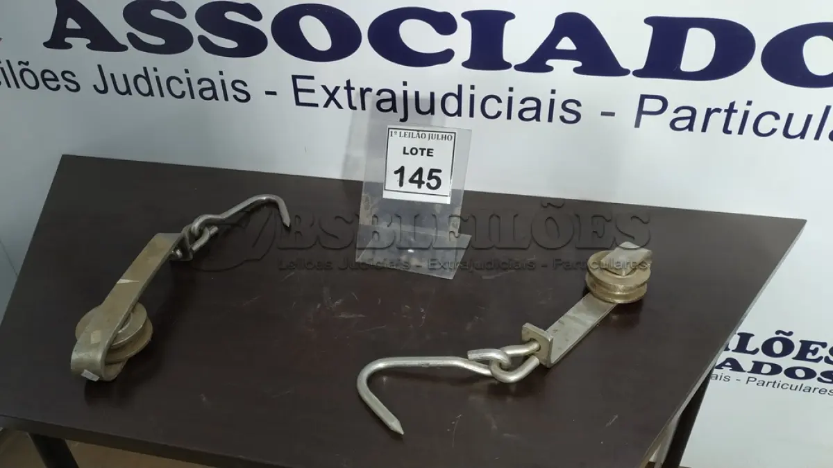 LOTE 145 - 02 GANCHOS/CARRETILHA PARA FRIGORÍFICOS. (NO ESTADO) ATENÇÃO! FAZER A VISITAÇÃO ANTES DE ARREMATAR, NÃO SABEMOS SE FUNCIONA. LEILÃO NÃO TEM GARANTIA E NEM DEVOLUÇÃO, SUJEITO A POSSÍVEIS AVARIAS VISÍVEIS/OCULTAS E/OU AUSÊNCIA DE COMPONENTES.