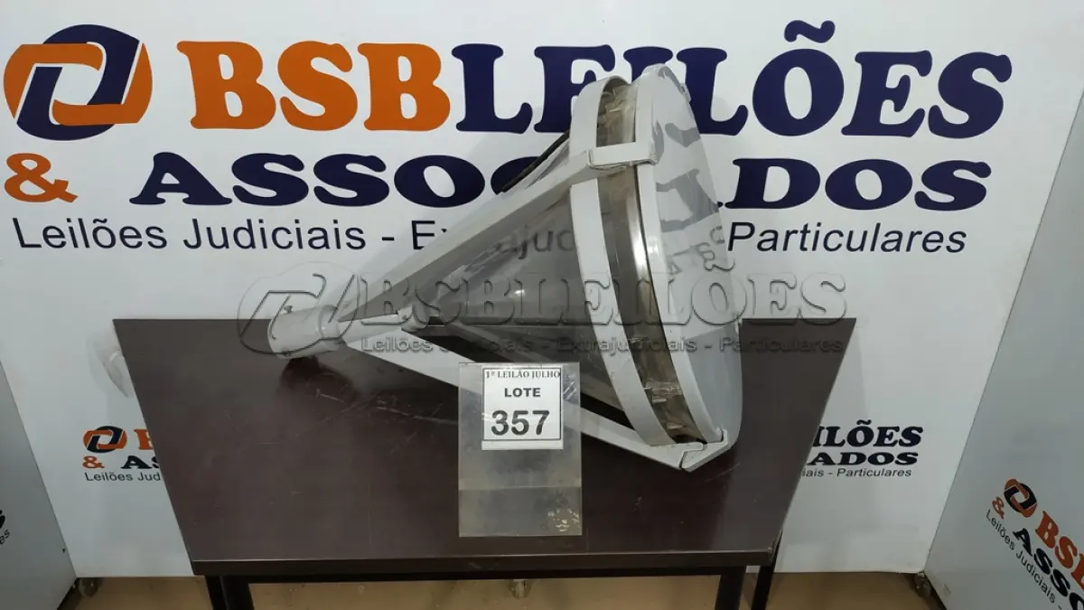 LOTE 357 - 01 LUMINÁRIA LED PARA JARDIM. (NO ESTADO) ATENÇÃO! FAZER A VISITAÇÃO ANTES DE ARREMATAR, NÃO SABEMOS SE FUNCIONA. LEILÃO NÃO TEM GARANTIA E NEM DEVOLUÇÃO, SUJEITO A POSSÍVEIS AVARIAS VISÍVEIS/OCULTAS E/OU AUSÊNCIA DE COMPONENTES.