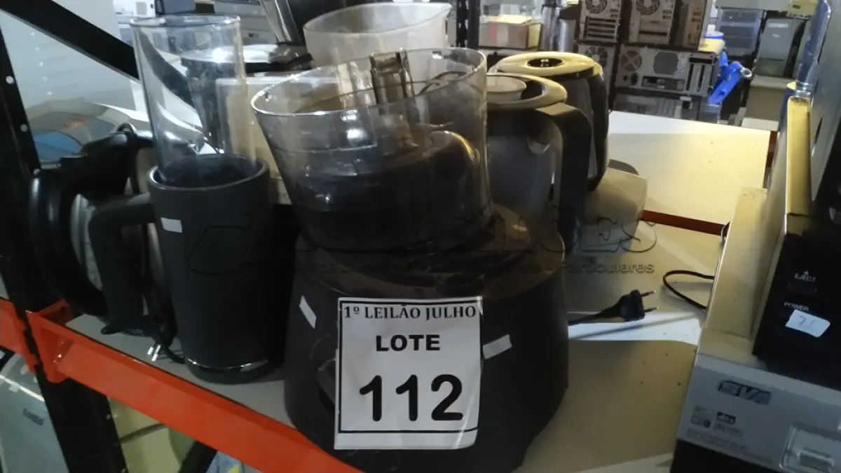 LOTE 112 - 01 LOTE COM VÁRIAS CAFETEIRAS, SANDUICHEIRA, CHALEIRA, BASE DE LIQUIDIFICADOR E ELETRODOMÉSTICOS DIVERS. (NO ESTADO) ATENÇÃO! FAZER A VISITAÇÃO ANTES DE ARREMATAR, NÃO SABEMOS SE FUNCIONA. LEILÃO NÃO TEM GARANTIA E NEM DEVOLUÇÃO, SUJEITO A POSSÍVEIS AVARIAS VISÍVEIS/OCULTAS E/OU AUSÊNCIA DE COMPONENTES.