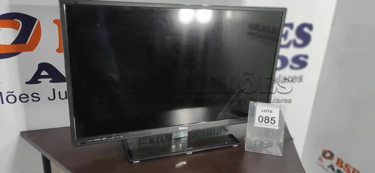 LOTE 085 - 01 TV LCD 39’’ MARCA PHILCO. (NO ESTADO) ATENÇÃO! FAZER A VISITAÇÃO ANTES DE ARREMATAR, NÃO SABEMOS SE FUNCIONA. LEILÃO NÃO TEM GARANTIA E NEM DEVOLUÇÃO, SUJEITO A POSSÍVEIS AVARIAS VISÍVEIS/OCULTAS E/OU AUSÊNCIA DE COMPONENTES.