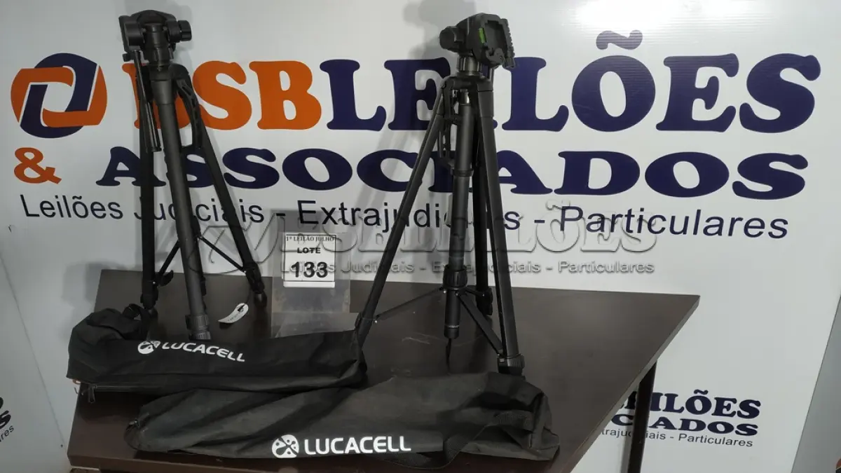 LOTE 133 - 02 TRIPÉS PARA CÂMERAS FOTOGRÁFICAS. (NO ESTADO) ATENÇÃO! FAZER A VISITAÇÃO ANTES DE ARREMATAR, NÃO SABEMOS SE FUNCIONA. LEILÃO NÃO TEM GARANTIA E NEM DEVOLUÇÃO, SUJEITO A POSSÍVEIS AVARIAS VISÍVEIS/OCULTAS E/OU AUSÊNCIA DE COMPONENTES.
