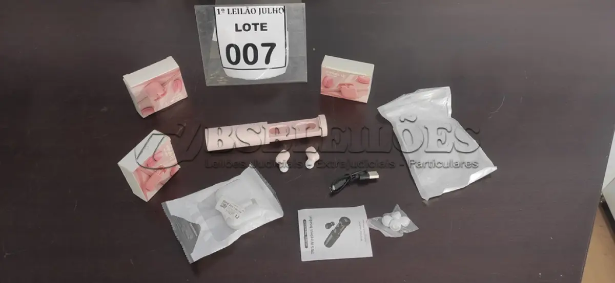 LOTE 007 - 04 FONES DE OUVIDO BLUETOOTH E 01 CAPINHA PRA FONE.  (NO ESTADO) ATENÇÃO! FAZER A VISITAÇÃO ANTES DE ARREMATAR, NÃO SABEMOS SE FUNCIONA. LEILÃO NÃO TEM GARANTIA E NEM DEVOLUÇÃO, SUJEITO A POSSÍVEIS AVARIAS VISÍVEIS/OCULTAS E/OU AUSÊNCIA DE COMPONENTES.