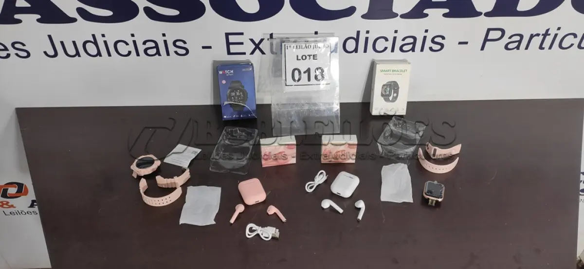 LOTE 018 - 02 FONES DE OUVIDO BLUETOOTH E 02 RELÓGIOS SMART WATCH.  (NO ESTADO) ATENÇÃO! FAZER A VISITAÇÃO ANTES DE ARREMATAR, NÃO SABEMOS SE FUNCIONA. LEILÃO NÃO TEM GARANTIA E NEM DEVOLUÇÃO, SUJEITO A POSSÍVEIS AVARIAS VISÍVEIS/OCULTAS E/OU AUSÊNCIA DE COMPONENTES.