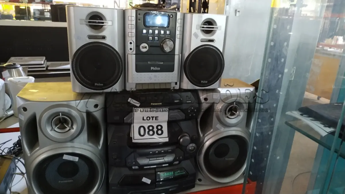 LOTE 088 - 02 APARELHOS DE SOM SENDO 01 MARCA PANASONIC E 01 MARCA PHILCO. (NO ESTADO) ATENÇÃO! FAZER A VISITAÇÃO ANTES DE ARREMATAR, NÃO SABEMOS SE FUNCIONA. LEILÃO NÃO TEM GARANTIA E NEM DEVOLUÇÃO, SUJEITO A POSSÍVEIS AVARIAS VISÍVEIS/OCULTAS E/OU AUSÊNCIA DE COMPONENTES.