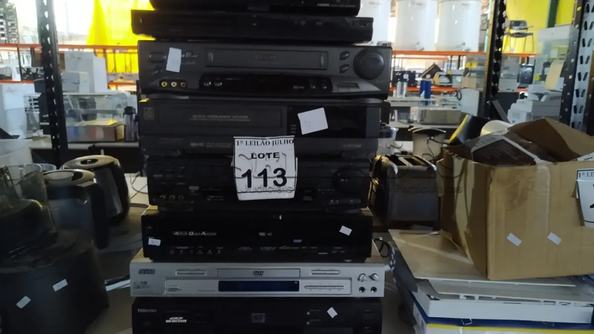 LOTE 113 - 04 APARELHOS DE VÍDEO CASSETE E 05 APARELHOS DE DVD. (NO ESTADO) ATENÇÃO! FAZER A VISITAÇÃO ANTES DE ARREMATAR, NÃO SABEMOS SE FUNCIONA. LEILÃO NÃO TEM GARANTIA E NEM DEVOLUÇÃO, SUJEITO A POSSÍVEIS AVARIAS VISÍVEIS/OCULTAS E/OU AUSÊNCIA DE COMPONENTES.