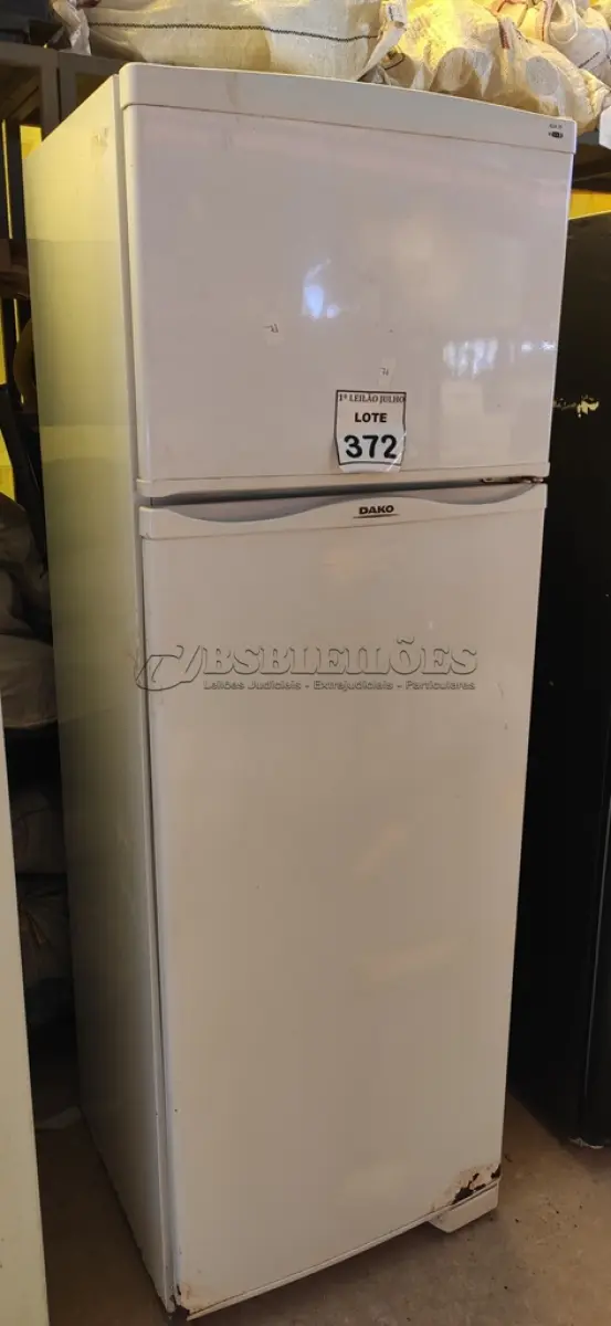 LOTE 372 - 01 GELADEIRA MARCA DAKO 220V COM AVARIAS. (NO ESTADO) ATENÇÃO! FAZER A VISITAÇÃO ANTES DE ARREMATAR, NÃO SABEMOS SE FUNCIONA. LEILÃO NÃO TEM GARANTIA E NEM DEVOLUÇÃO, SUJEITO A POSSÍVEIS AVARIAS VISÍVEIS/OCULTAS E/OU AUSÊNCIA DE COMPONENTES.