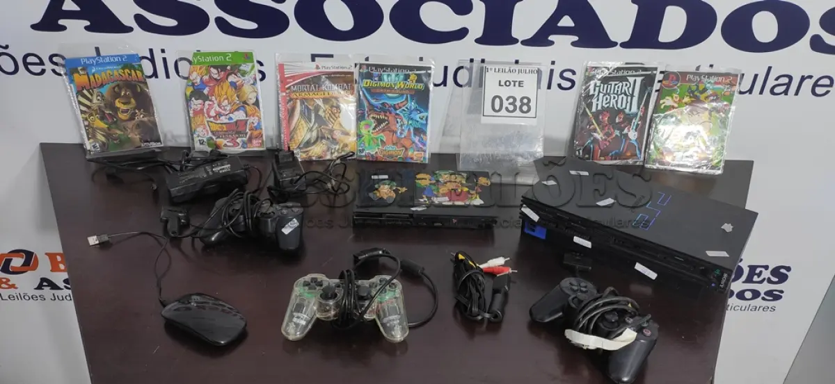 LOTE 038 - 02 PLAYSTATIONS, 2 COM CONTROLES, CABOS E JOGOS. (NO ESTADO) ATENÇÃO! FAZER A VISITAÇÃO ANTES DE ARREMATAR, NÃO SABEMOS SE FUNCIONA. LEILÃO NÃO TEM GARANTIA E NEM DEVOLUÇÃO, SUJEITO A POSSÍVEIS AVARIAS VISÍVEIS/OCULTAS E/OU AUSÊNCIA DE COMPONENTES.