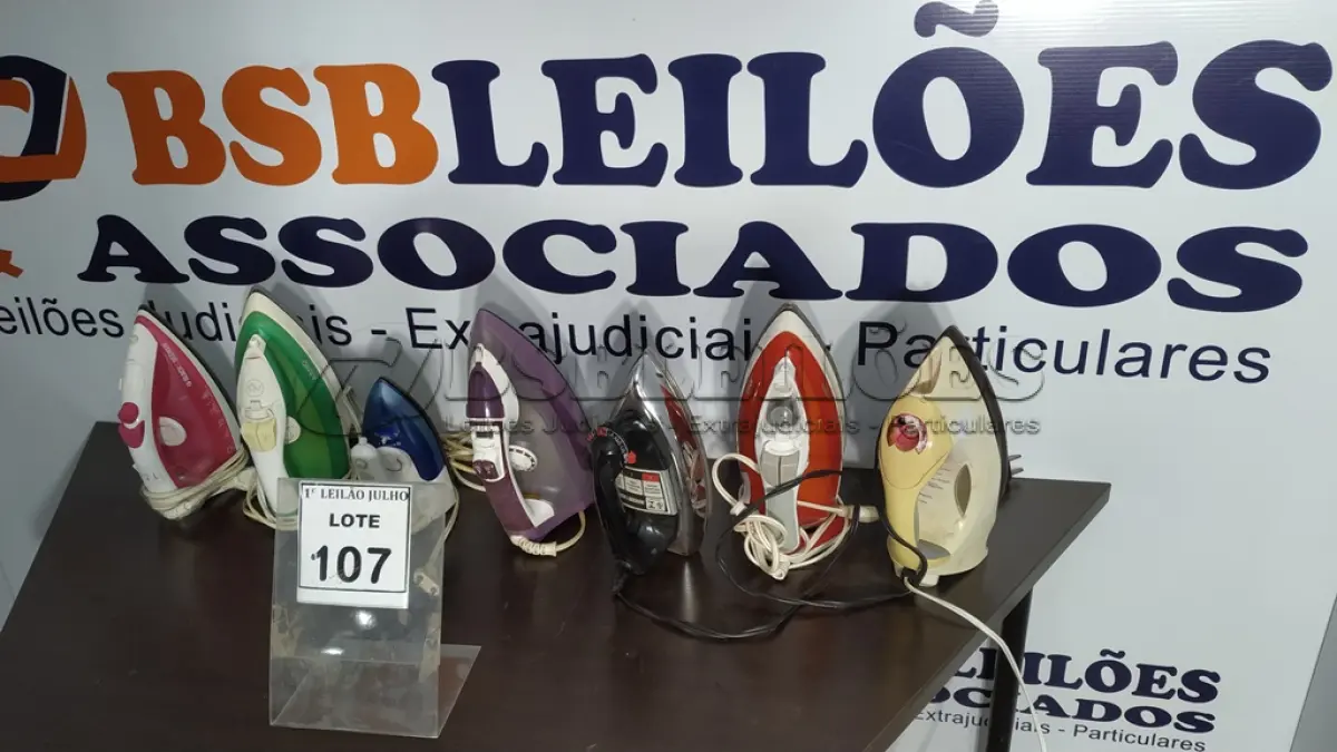 LOTE 107 - 07 FERROS DE PASSAR ROUPAS DE MARCAS E MODELOS DIVERSOS. (NO ESTADO) ATENÇÃO! FAZER A VISITAÇÃO ANTES DE ARREMATAR, NÃO SABEMOS SE FUNCIONA. LEILÃO NÃO TEM GARANTIA E NEM DEVOLUÇÃO, SUJEITO A POSSÍVEIS AVARIAS VISÍVEIS/OCULTAS E/OU AUSÊNCIA DE COMPONENTES.