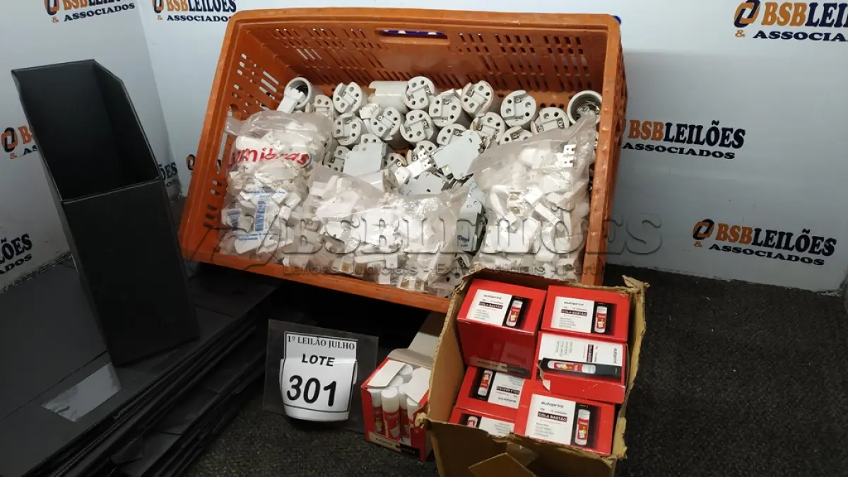 LOTE 301 - 20 PASTAS ORGANIZADORAS, 11 CAIXAS DE COLA BASTÃO COM 12 UNIDADES CADA E GRANDE QUANTIDADE DE MATÉRIAS ELÉTRICOS DIVERSOS. (NO ESTADO) ATENÇÃO! FAZER A VISITAÇÃO ANTES DE ARREMATAR, NÃO SABEMOS SE FUNCIONA. LEILÃO NÃO TEM GARANTIA E NEM DEVOLUÇÃO, SUJEITO A POSSÍVEIS AVARIAS VISÍVEIS/OCULTAS E/OU AUSÊNCIA DE COMPONENTES.