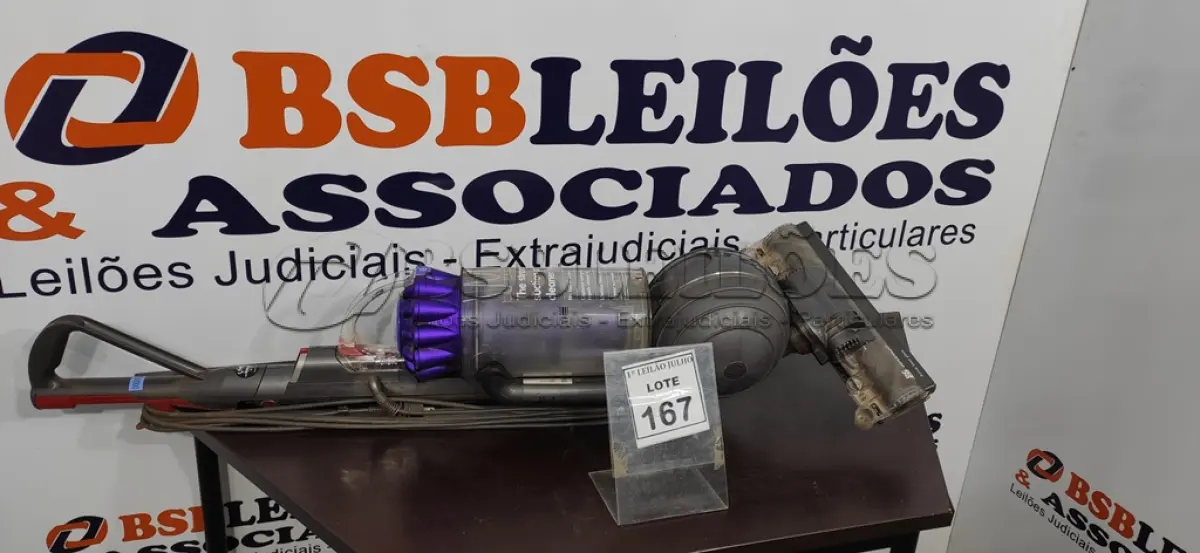 LOTE 167 - 01 ASPIRADOR DE PÓ PORTÁTIL MARCA DYSON. (NO ESTADO) ATENÇÃO! FAZER A VISITAÇÃO ANTES DE ARREMATAR, NÃO SABEMOS SE FUNCIONA. LEILÃO NÃO TEM GARANTIA E NEM DEVOLUÇÃO, SUJEITO A POSSÍVEIS AVARIAS VISÍVEIS/OCULTAS E/OU AUSÊNCIA DE COMPONENTES.