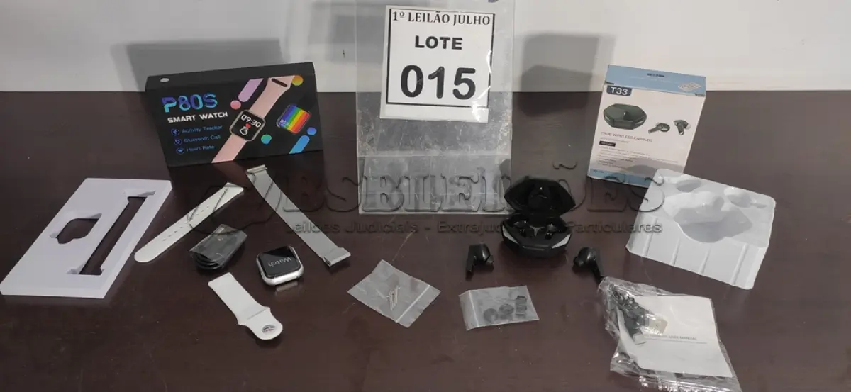 LOTE 015 - 01 FONE DE OUVIDO BLUETOOTH E 01 RELÓGIO SMART WATCH.  (NO ESTADO) ATENÇÃO! FAZER A VISITAÇÃO ANTES DE ARREMATAR, NÃO SABEMOS SE FUNCIONA. LEILÃO NÃO TEM GARANTIA E NEM DEVOLUÇÃO, SUJEITO A POSSÍVEIS AVARIAS VISÍVEIS/OCULTAS E/OU AUSÊNCIA DE COMPONENTES.
