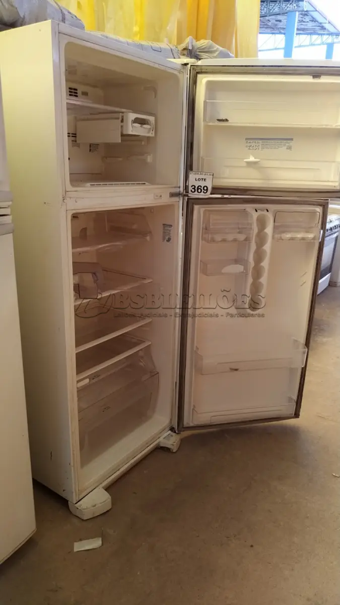 LOTE 369 - 01 GELADEIRA MARCA ELECTROLUX FROST FREE 220V COM AVARIAS. (NO ESTADO) ATENÇÃO! FAZER A VISITAÇÃO ANTES DE ARREMATAR, NÃO SABEMOS SE FUNCIONA. LEILÃO NÃO TEM GARANTIA E NEM DEVOLUÇÃO, SUJEITO A POSSÍVEIS AVARIAS VISÍVEIS/OCULTAS E/OU AUSÊNCIA DE COMPONENTES.