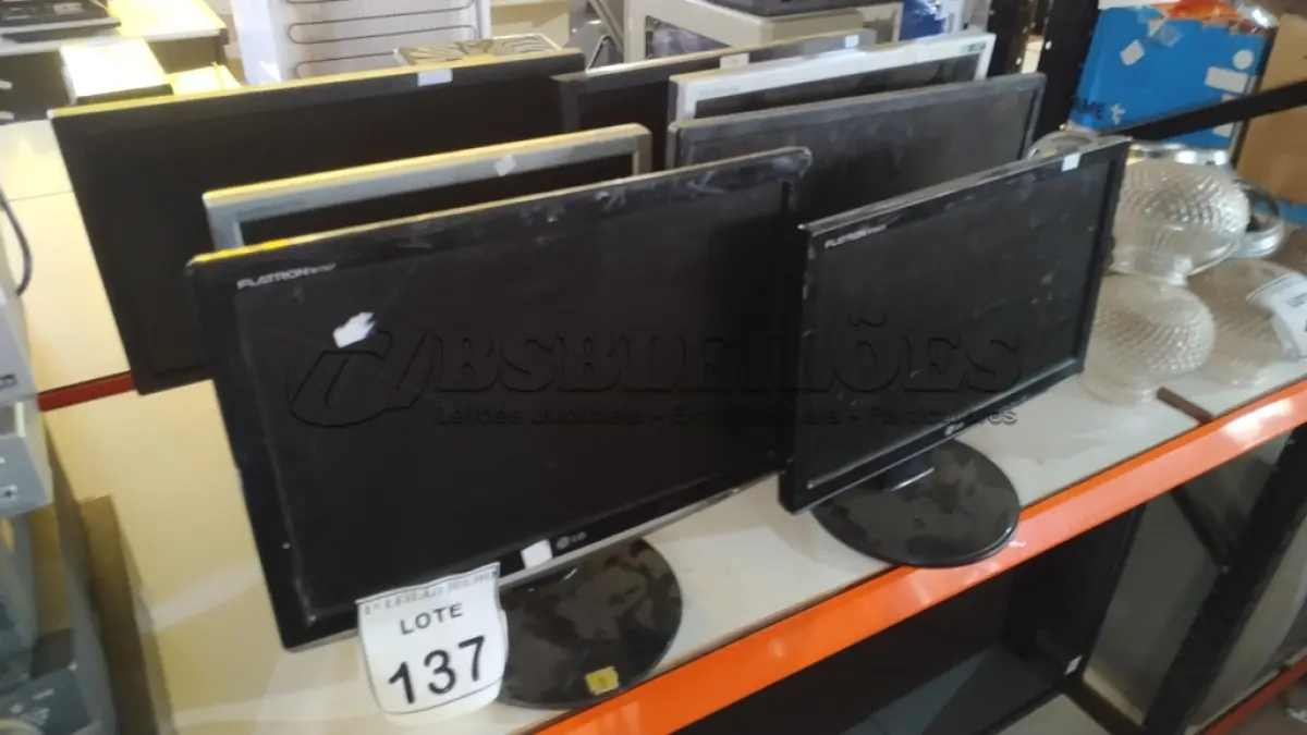 LOTE 137 - 07 MONITORES LCD DE MARCAS E MODELOS DIVERSOS. (NO ESTADO) ATENÇÃO! FAZER A VISITAÇÃO ANTES DE ARREMATAR, NÃO SABEMOS SE FUNCIONA. LEILÃO NÃO TEM GARANTIA E NEM DEVOLUÇÃO, SUJEITO A POSSÍVEIS AVARIAS VISÍVEIS/OCULTAS E/OU AUSÊNCIA DE COMPONENTES.