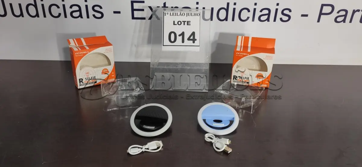 LOTE 014 - 02 SELFIE RING LIGHT PARA CELULARES.  (NO ESTADO) ATENÇÃO! FAZER A VISITAÇÃO ANTES DE ARREMATAR, NÃO SABEMOS SE FUNCIONA. LEILÃO NÃO TEM GARANTIA E NEM DEVOLUÇÃO, SUJEITO A POSSÍVEIS AVARIAS VISÍVEIS/OCULTAS E/OU AUSÊNCIA DE COMPONENTES.