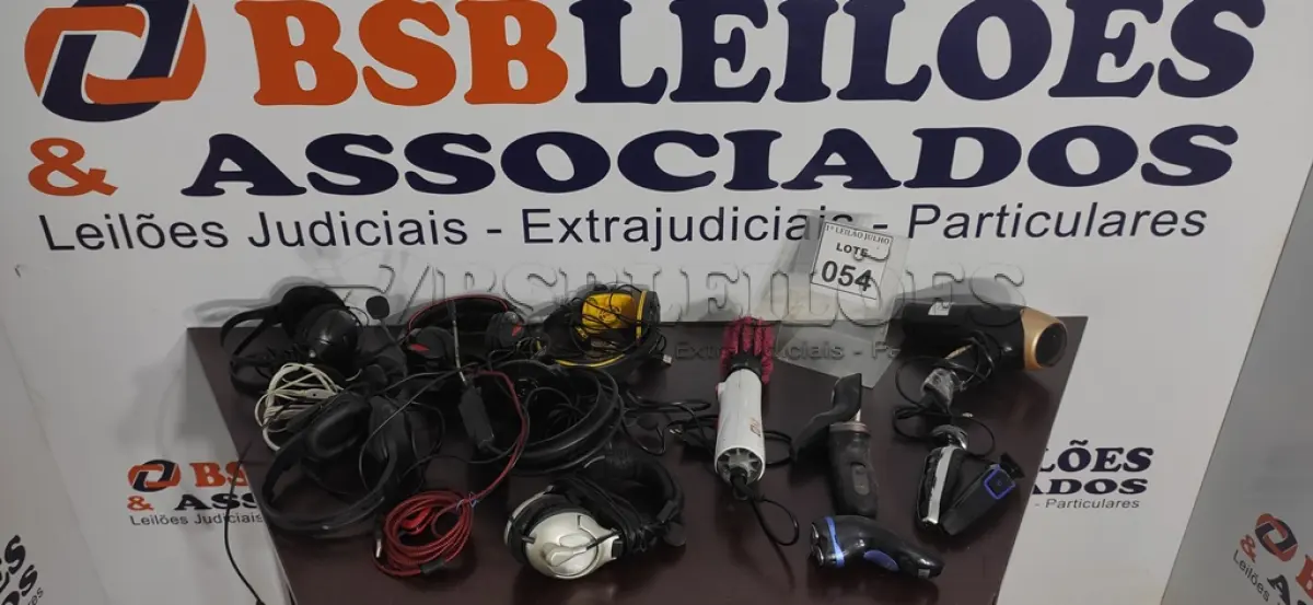 LOTE 054 - 01 ESCOVA ELÉTRICA, 01 SECADOR DE CABELO E DIVERSOS HEADPHONES. (NO ESTADO) ATENÇÃO! FAZER A VISITAÇÃO ANTES DE ARREMATAR, NÃO SABEMOS SE FUNCIONA. LEILÃO NÃO TEM GARANTIA E NEM DEVOLUÇÃO, SUJEITO A POSSÍVEIS AVARIAS VISÍVEIS/OCULTAS E/OU AUSÊNCIA DE COMPONENTES.