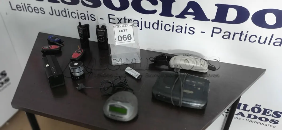 LOTE 066 - 05 RÁDIOS COMUNICADORES, 02 RÁDIOS RELÓGIOS, 02 CAIXINHAS DE SOM E 01 AMPLIFICADOR DE VOZ.  (NO ESTADO) ATENÇÃO! FAZER A VISITAÇÃO ANTES DE ARREMATAR, NÃO SABEMOS SE FUNCIONA. LEILÃO NÃO TEM GARANTIA E NEM DEVOLUÇÃO, SUJEITO A POSSÍVEIS AVARIAS VISÍVEIS/OCULTAS E/OU AUSÊNCIA DE COMPONENTES.