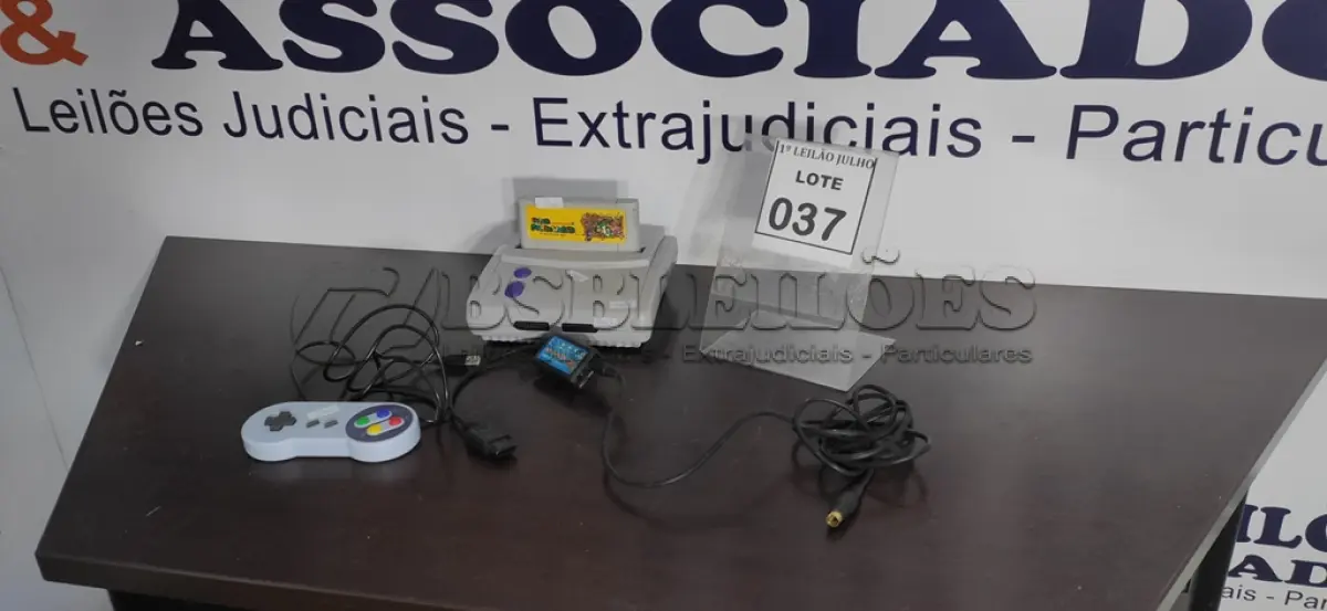 LOTE 037 - 01 SUPER NINTENDO COM 02 CONTROLES, CABOS E 01 CARTUCHO. (NO ESTADO) ATENÇÃO! FAZER A VISITAÇÃO ANTES DE ARREMATAR, NÃO SABEMOS SE FUNCIONA. LEILÃO NÃO TEM GARANTIA E NEM DEVOLUÇÃO, SUJEITO A POSSÍVEIS AVARIAS VISÍVEIS/OCULTAS E/OU AUSÊNCIA DE COMPONENTES.